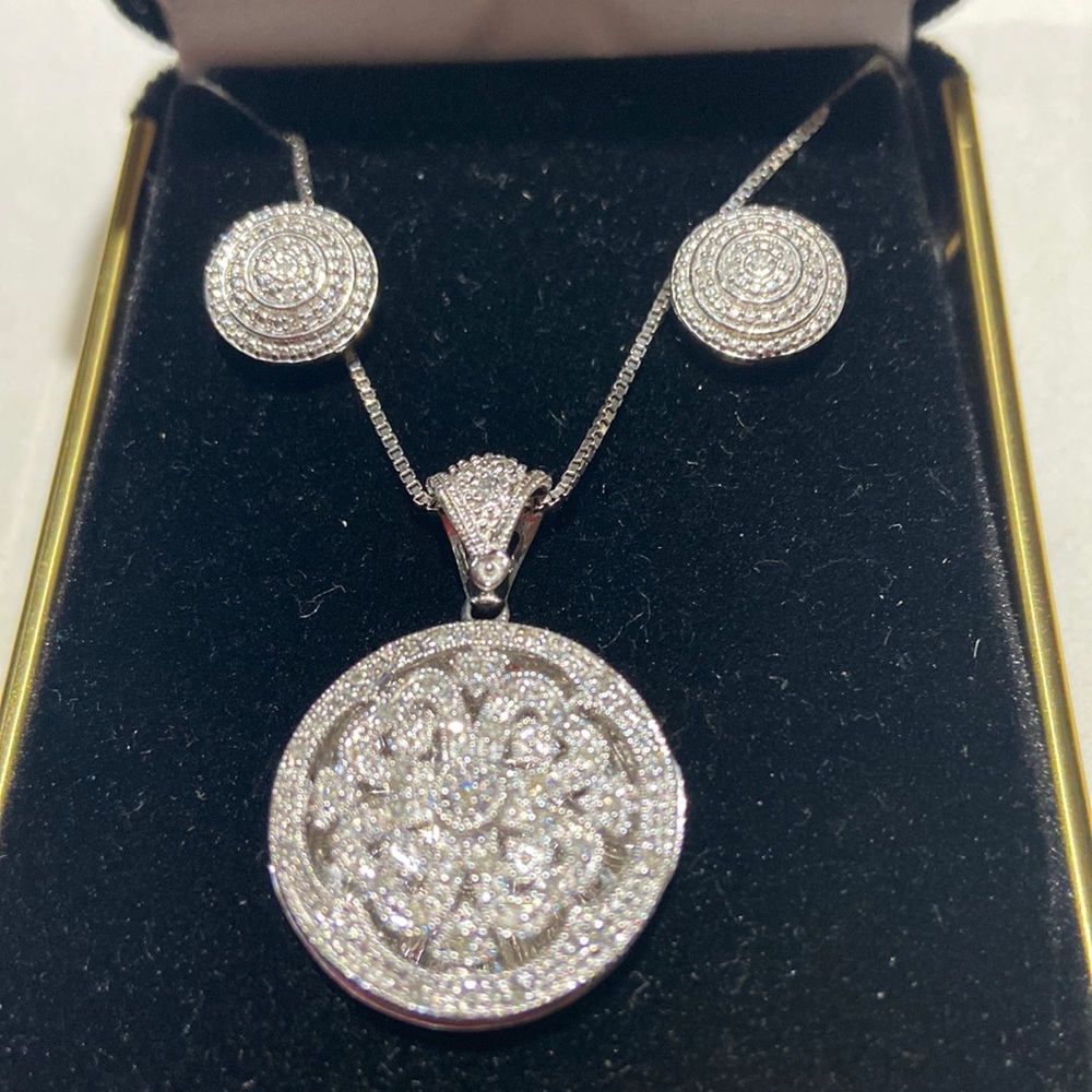 Beautiful natural (real) diamond and 925 sterling locket and earring in 925